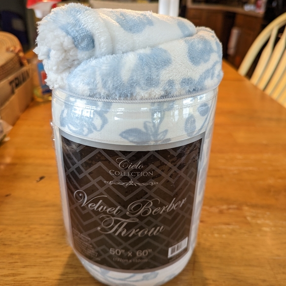 CIELO Velvet Berber Throw - Picture 6 of 7